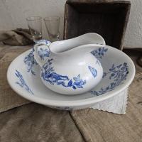 12 broc et bassin faience blanc et bleu